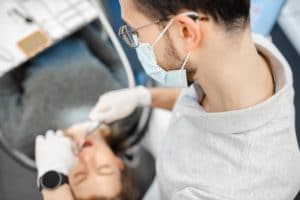 Kontrolle der Zähne beim Behandlungsablauf der unsichtbaren Zahnbegradigung